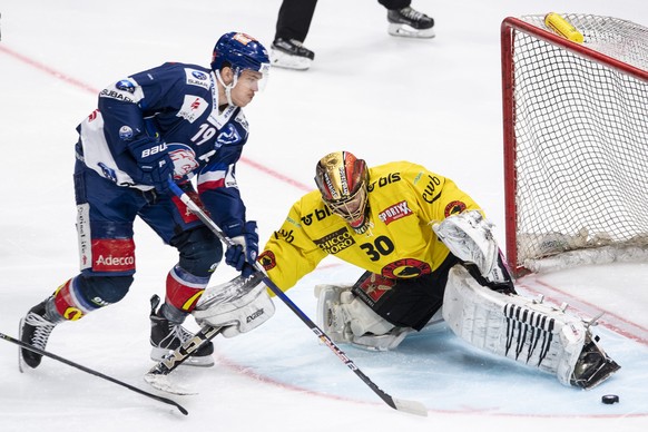 Zuercher Reto Schaeppi, links, kaempft um den Puck gegen Bern Goalie Leonardo Genoni, rechts, im sechsten Eishockey Playoff-Halbfinalspiel der National League zwischen den ZSC Lions und dem SC Bern am ...