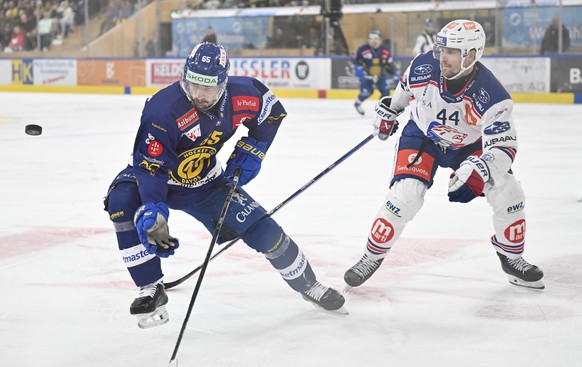 Marc Wieser (HCD), links, gegen Mikko Lehtonen (ZSC), beim vierten Eishockey Playoff Halbfinalspiel der National League zwischen dem HC Davos und den ZSC Lions, am Samstag, 5. April 2025, in der zonda ...