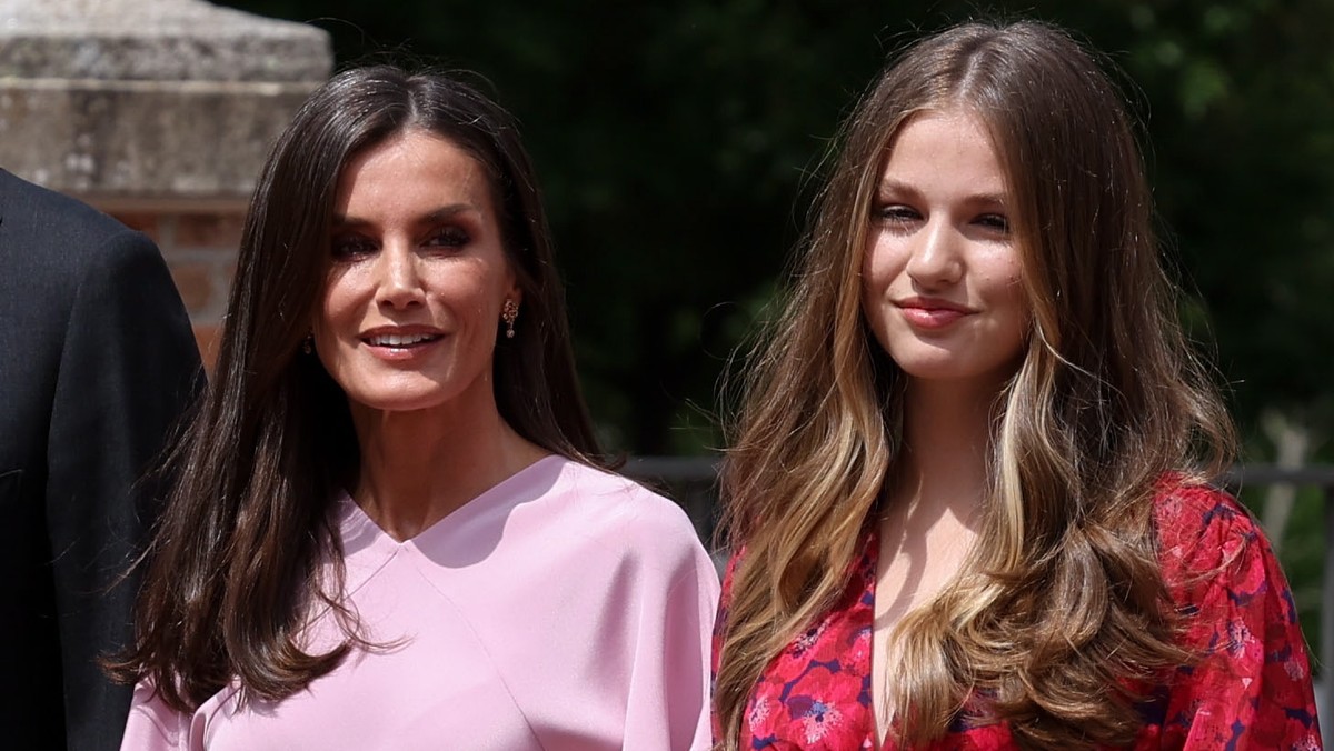 epa10652479 Spanish Queen Letizia (L) and infanta Sofia (R) upon their arrival to Asuncion's Church in Madrid, Spain on 25 May 2023 where infanta Sofia receives the initiation sacrament of confir ...