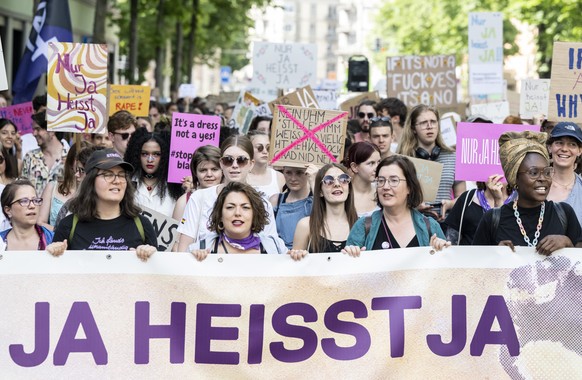 Frauen fordern an einer Demonstration &quot;Nur ja heisst ja&quot; die Ueberarbeitung des Sexualstrafrechts Art. 190 in den Strassen von Zuerich, aufgenommen am Samstag, 21. Mai 2022. (KEYSTONE / Enni ...