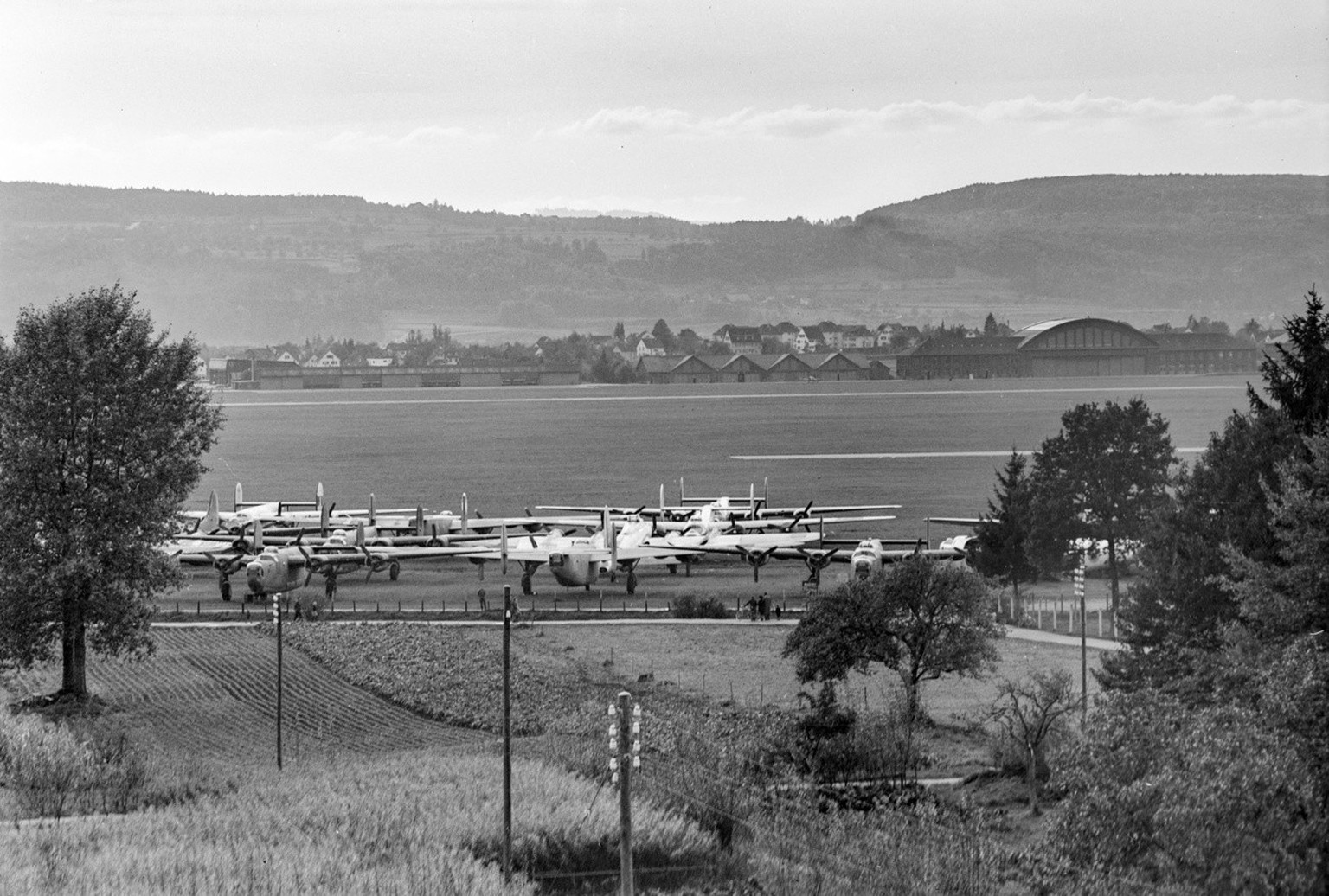 Internierte Bomber der US- Luftwaffe auf dem Flugplatz Duebendorf im Jahr 1944. Waehrend dem Zweiten Weltkrieg mussten rund 200 fremde Militaerflugzeuge in der Schweiz landen, stuerzten ab oder wurden ...