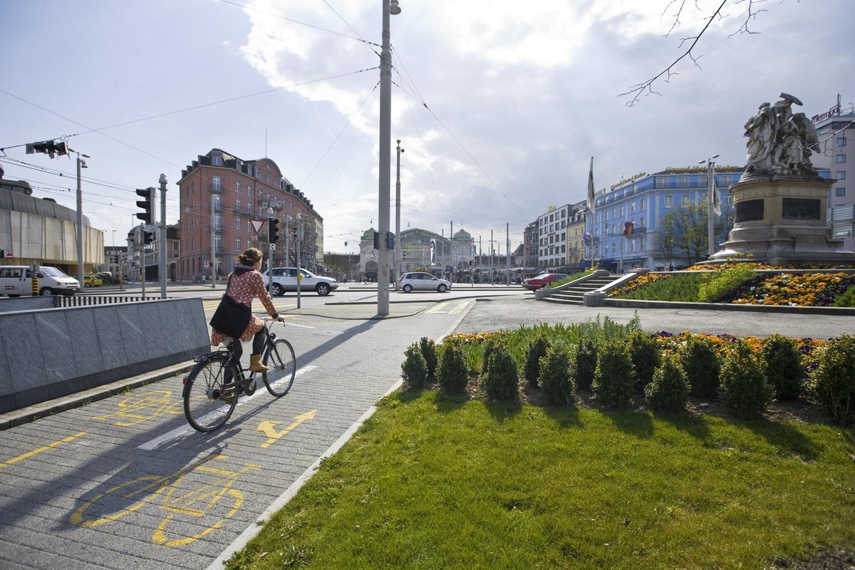 A woman rides her bicycle on a bicycle lane next to the Elisabethenanlage park in front of Basel's main train station in Basel, Switzerland, pictured on April 7, 2009. (KEYSTONE/Gaetan Bally) 

E ...