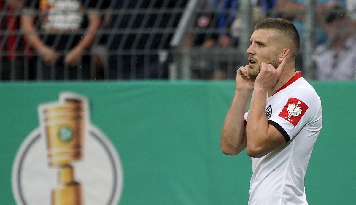 epa07768538 Frankfurt's Ante Rebic celebrates after scoring the 5-3 lead during the German DFB Cup first round soccer match between SV Waldhof Mannheim and Eintracht Frankfurt in Mannheim, German ...