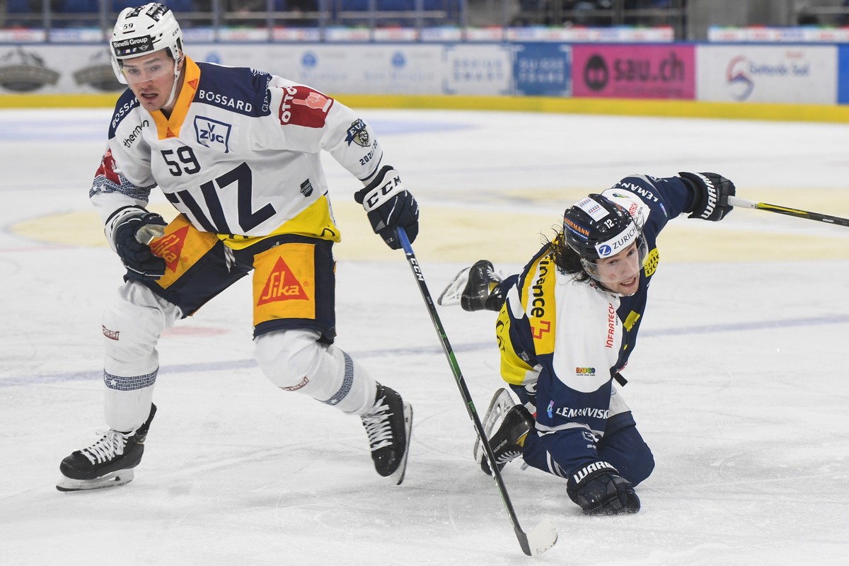 From left, Zug's player Dario Simion and Ambri's player Daniele Grassi, during the match of National League A (NLA) Swiss Championship 2021/22 between HC Ambri Piotta and EV Zug at the ice s ...