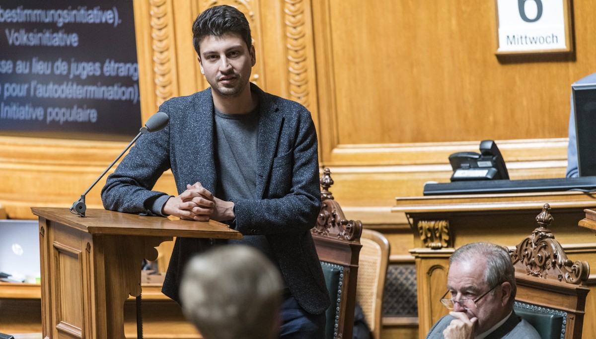 Fabian Molina, SP-ZH, stellt eine Frage in der Debatte um die Selbstbestimmungsinitiative an der Sommersession der Eidgenoessischen Raete, am Mittwoch, 6. Juni 2018 im Nationalrat in Bern. (KEYSTONE/A ...