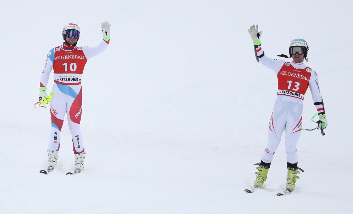 epa06453676 Beat Feuz of Switzerland (L) and Vincent Kriechmayr of Austria (R) react in the finish area during the Men's Super G race of the FIS Alpine Skiing World Cup event in Kitzbuehel, Austr ...