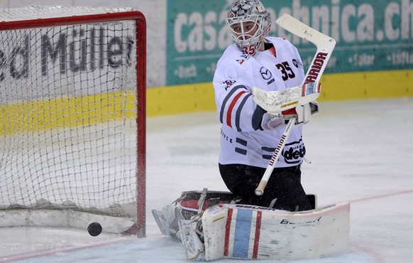 Der Rapperswil Spieler Raphael Kuonen (nicht im Bild) erzielt das Tor zum 4:3 gegen Martignys Torhueter Ludovic Waeber, im ersten Playoff-Halbfinalspiel der National League B zwischen den Rapperwil-Jo ...