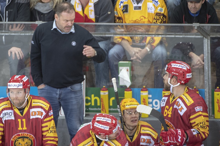 Tigers Head Coach Heinz Ehlers gibt Anweisungen, waehrend dem Meisterschaftsspiel der National League, zwischen den SCL Tigers und den ZSC Lions am Dienstag, 30.Oktober 2018 in der Ilfishalle in Langn ...