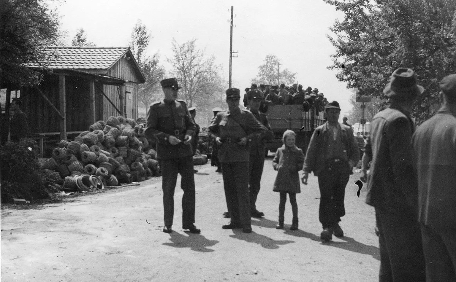 Flüchtende aus dem KZ Dachau passieren bei ihrer Weiterfahrt die Grenze bei Schaanwald, Mai 1945.