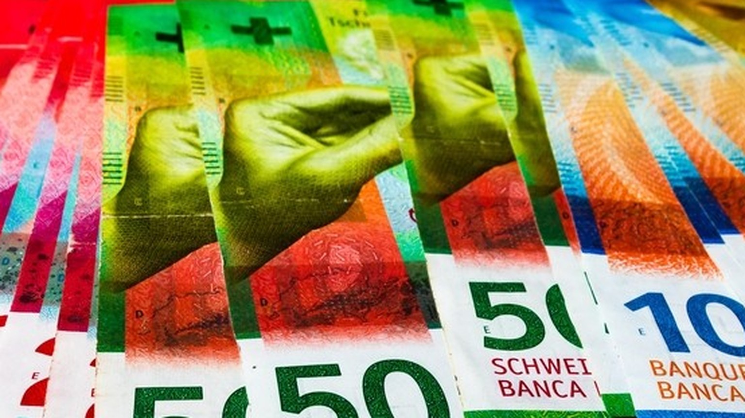 Schweizer Franken: Noten auf schwarzem Hintergrund.