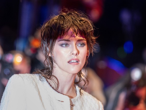 ARCHIV - 18.02.2024, Berlin: Die Schauspielerin Kristen Stewart steht beim Special Red Carpet f�r den Film �Love Lies Bleeding� auf dem roten Teppich vor dem Berlinale Palast. (zu dpa: �Alkfreies Hell ...
