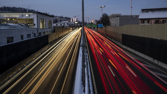 Der Sonntag Abend Strassenverkehr auf der Autobahn A-2 bei Kriens und Luzern am Sonntag, 21. Januar 2024 in Kriens. Dieses Autobahn Teilstueck zwischen dem Schlundtunnel in Kriens und dem Sonneberg Tu ...