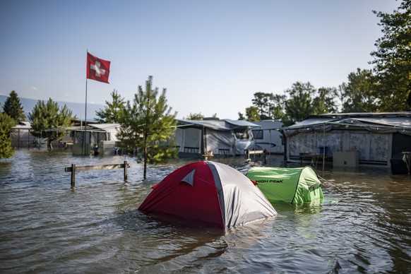 epaselect epa09352870 A view of tents in the flooded VD8 camping in Cheseaux-Noreaz near Yverdon-les-Bains on the eastern shore of lake Neuchatel, Switzerland, 19 July 2021. EPA/VALENTIN FLAURAUD