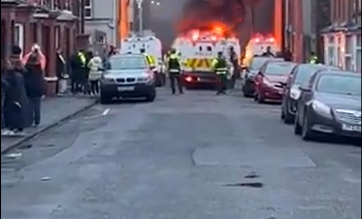 Les policiers et les pompiers ont dû lutter contre plusieurs incendies tout en faisant face à des manifestants en émeute.
