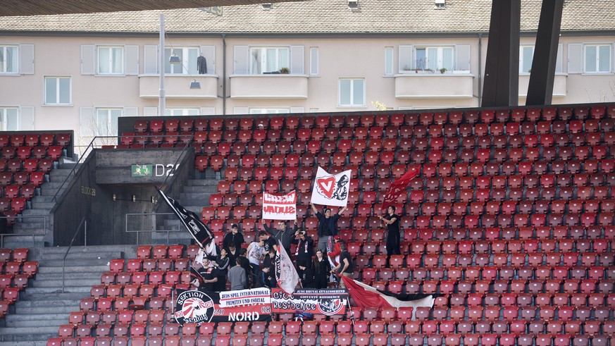 Nur wenige Fans des FC Vaduz verfolgen das Fussballspiel der Super League zwischen dem Grasshopper Club Zuerich und dem FC Vaduz, am Sonntag, 12. April 2015, im Stadion Letzigrund in Zuerich. (KEYSTON ...