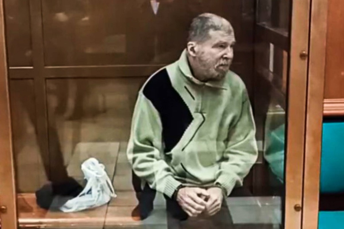 Russland, Stephen Hubbard, Staatsb�rger der USA, in Moskau vor Gericht RUSSIA, MOSCOW - OCTOBER 7, 2024: US citizen Stephen Hubbard, 72, charged with fighting as a mercenary for Ukraine, receives a pr ...
