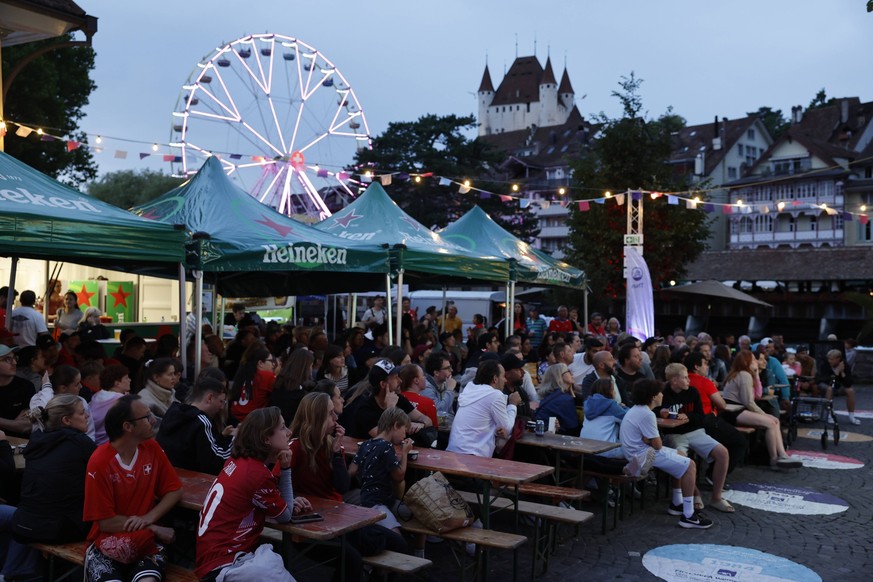 Dozens of people at the Euro 2025 Fan Zone in Thun, Switzerland, 06 July 2025. Spain will face Belgium in their UEFA European Women s Championship Group B soccer match on 07 July. Spain s training ses ...