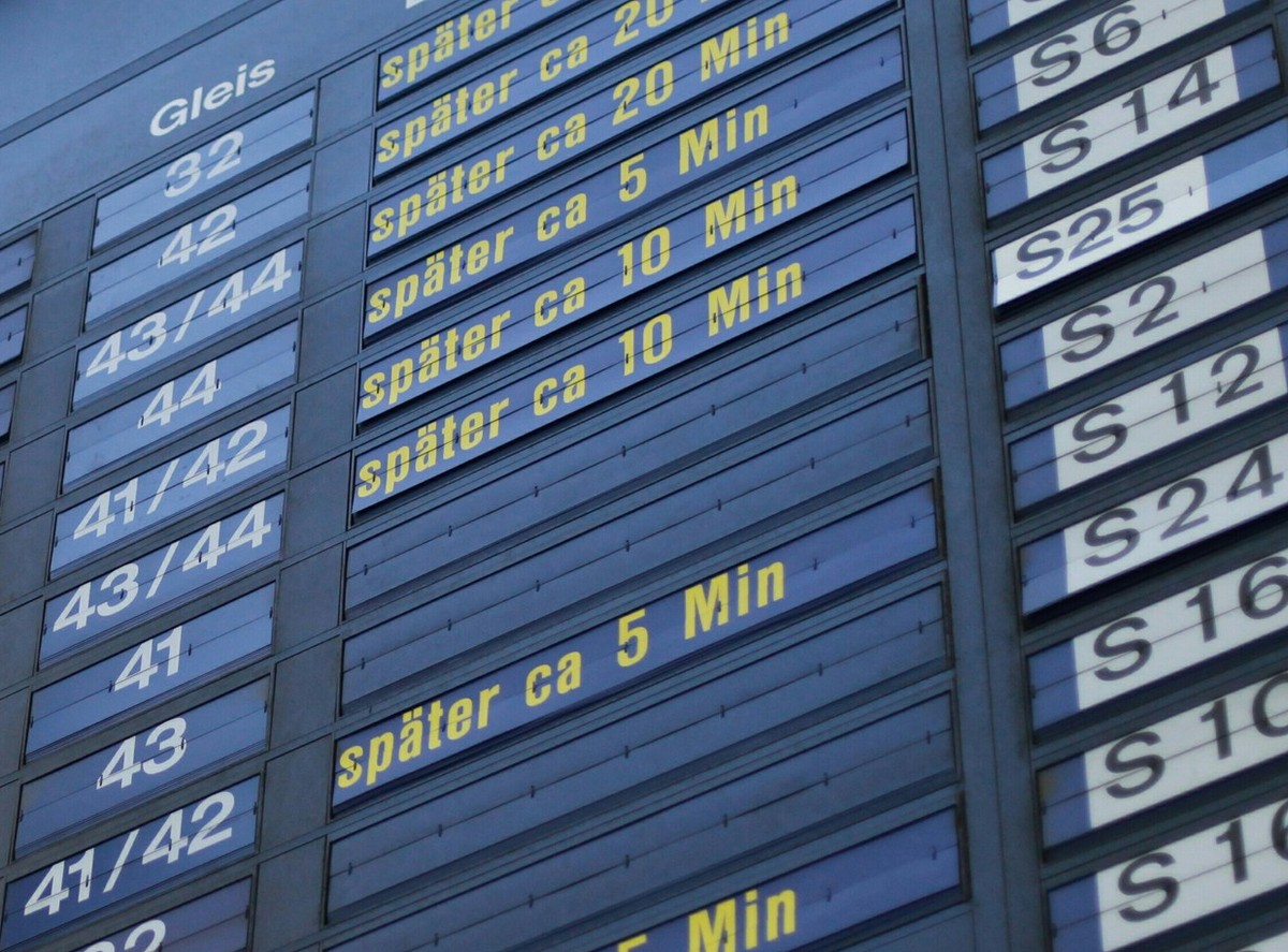 Die Anzeigetafel zeigt diverse Verspaetungen am Zuerich HB am Montag, 15. Dezember 2014, in Zuerich. Die Strecke zwischen Effretikon und Kemptthal ist unterbrochen worden. Wie die SBB mitteilen, ist d ...