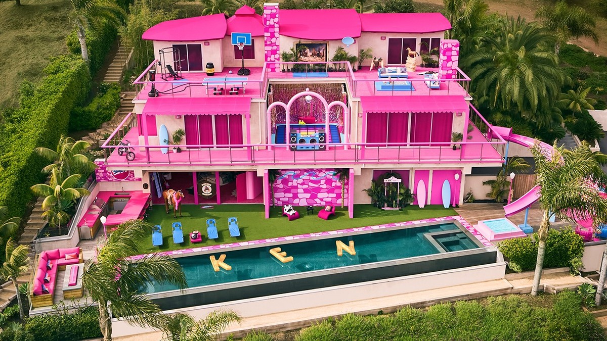 Située sur les hauteurs de Malibu, placée parfaitement au-dessus de la plage avec une vue panoramique, cette flamboyante maison rose est destinée à la location.