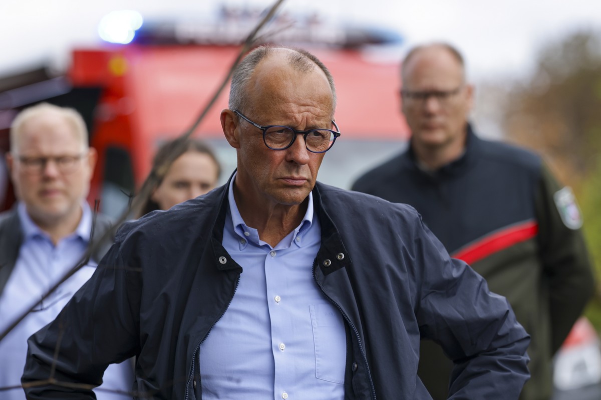 epa13184597 German Chancellor Friedrich Merz visits Huertgenwald following wildfires near Dueren, Germany, 22 August 2026. The wildfire in Huertgenwald, one of the largest forest fires in North Rhine- ...