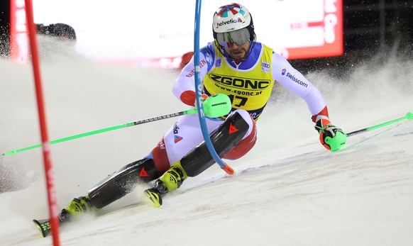 epa09654094 Luca Aerni of Switzerland clears a gate during the first run of the Men&#039;s Slalom race at the FIS Alpine Skiing World Cup in Madonna di Campiglio, Italy, 22 December 2021. EPA/ANDREA S ...