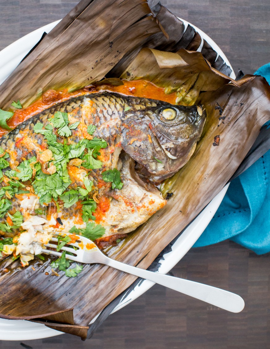 ikan bakar fisch gegrillt grilliert bbq barbecue grill bananenblatt essen food malaysien singapur indonesien https://thedomesticman.com/2013/05/21/ikan-bakar-malaysian-grilled-fish/