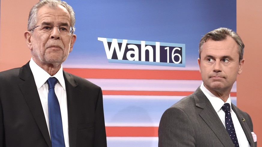 Der Praesidentschaftskandidaten Alexander Van der Bellen, links, und Norbert Hofer (FPOE) am Sonntag, 22. Mai 2016, im Rahmen der Bundespraesidentenwahl in der Hofburg in Wien. (KEYSTONE/APA/HERBERT N ...