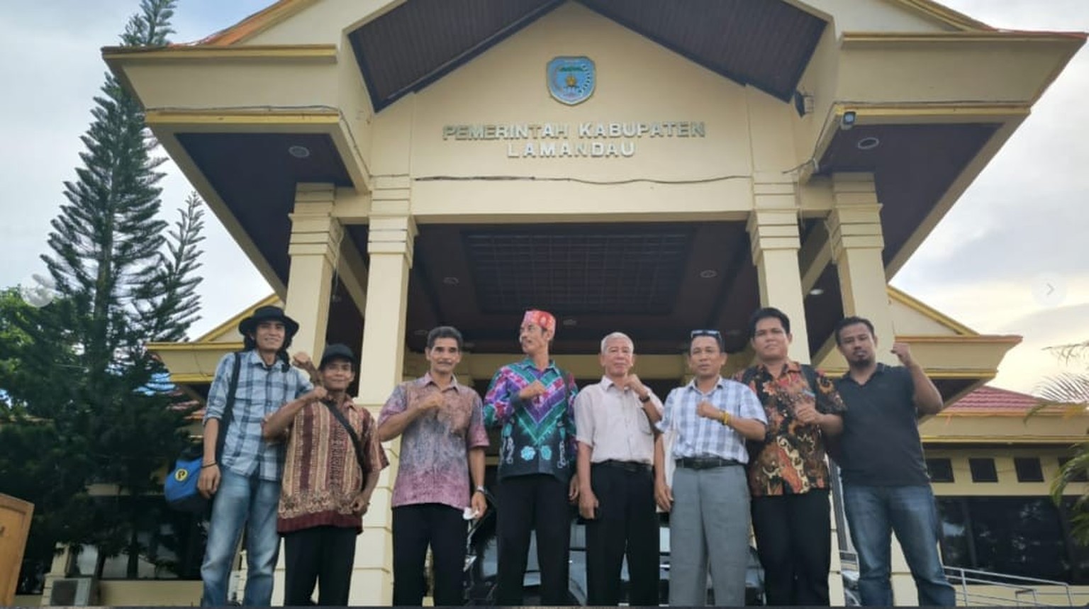 Indigene Dayak Tomun fordern beim Bezirksamt die Anerkennung ihrer Rechte.
https://www.regenwald.org/news/12137/aufgeben-undenkbar-indigene-dayak-aus-kinipan-kaempfen-um-ihre-waldrechte