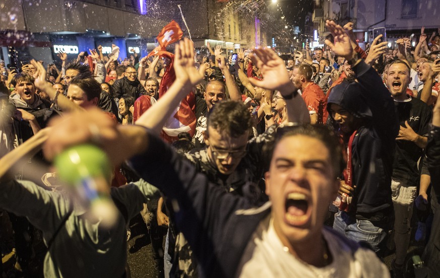 epa09309812 Fans of Switzerland celebrate after the UEFA EURO 2020 round of 16 soccer match between France and Switzerland in Zurich, Switzerland, 29 June 2021. EPA/ENNIO LEANZA