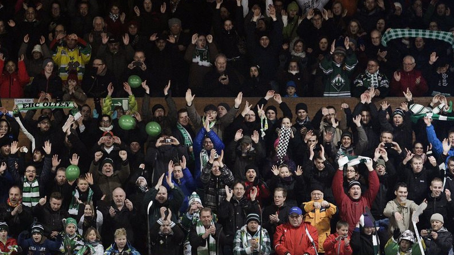 Die Oltener Spieler lassen sich von den Fans feiern nach dem gewonnenen sechsten Halbfinal-Playoffspiel der National League B zwischen dem EHC Olten und dem SC Langenthal in der Eishalle Kleinholz in  ...