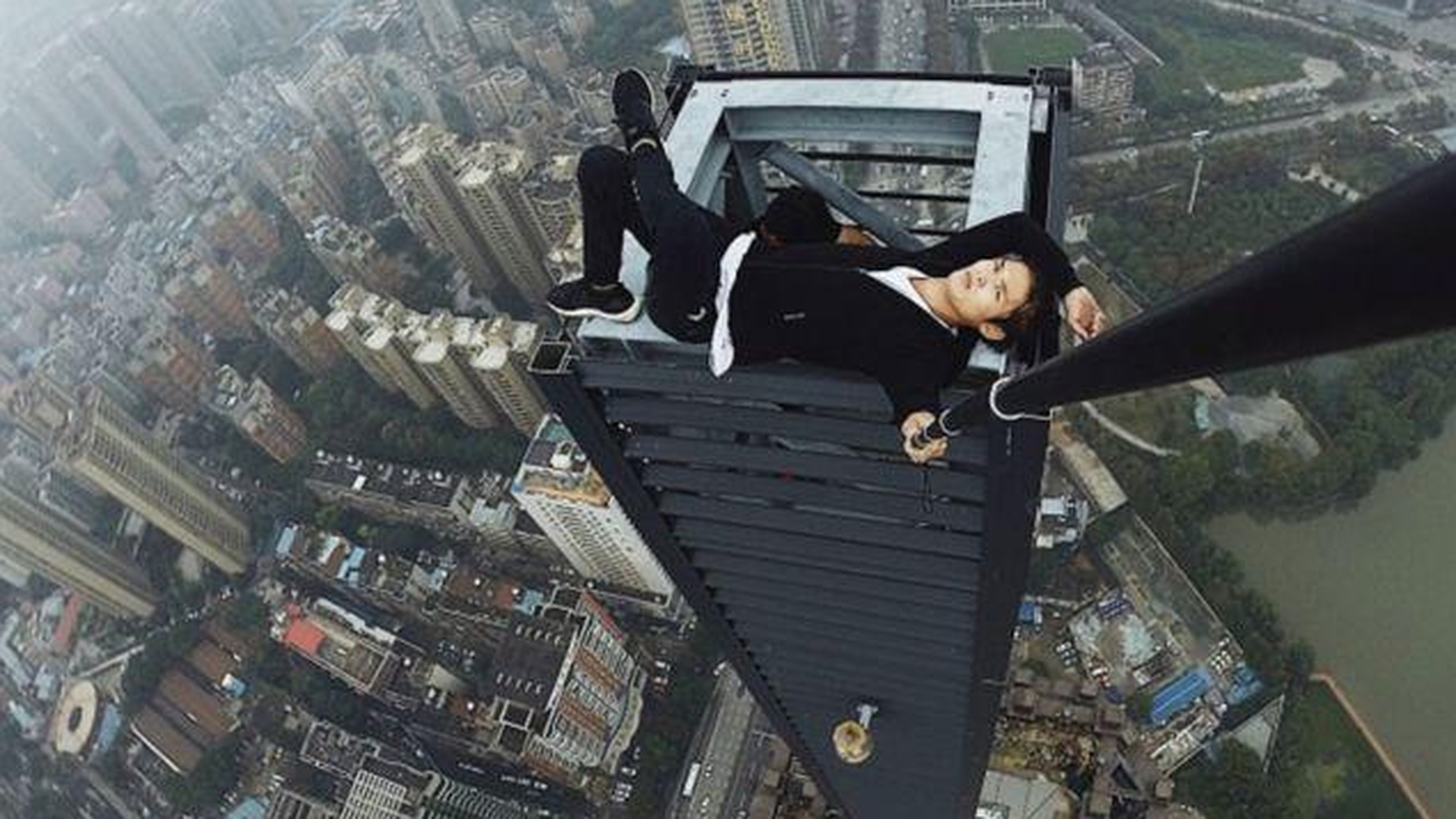 Wu Yongning kletterte ungesichert auf über 300 Wolkenkratzer in China und knipste spektakuläre Bilder