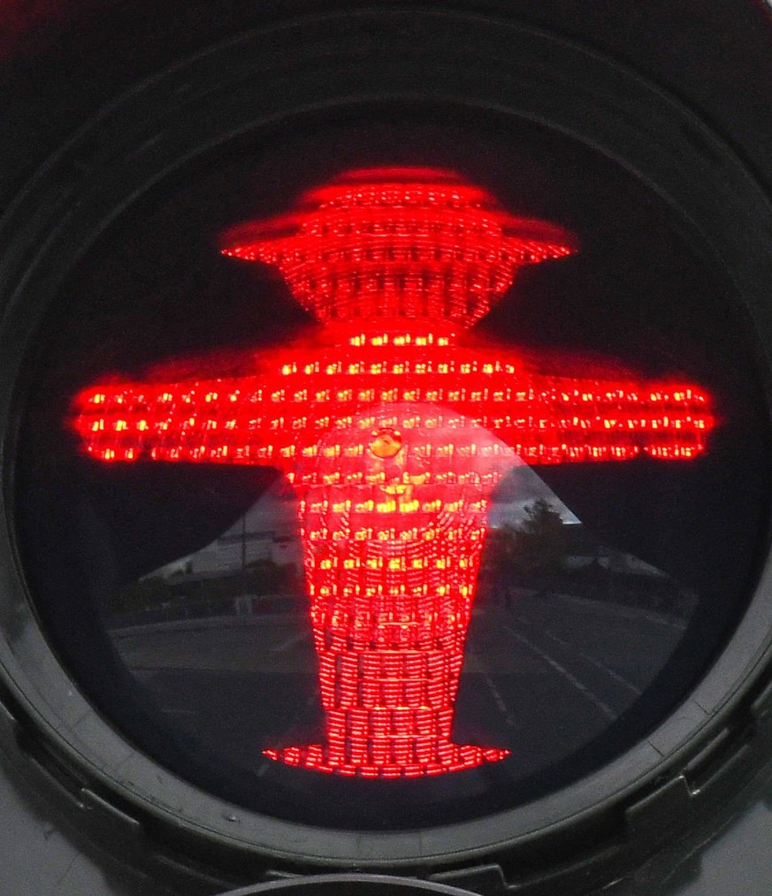 Ampel mit Rotem Ampelmaennchen, Berlin. *** Traffic light with red traffic light, Berlin