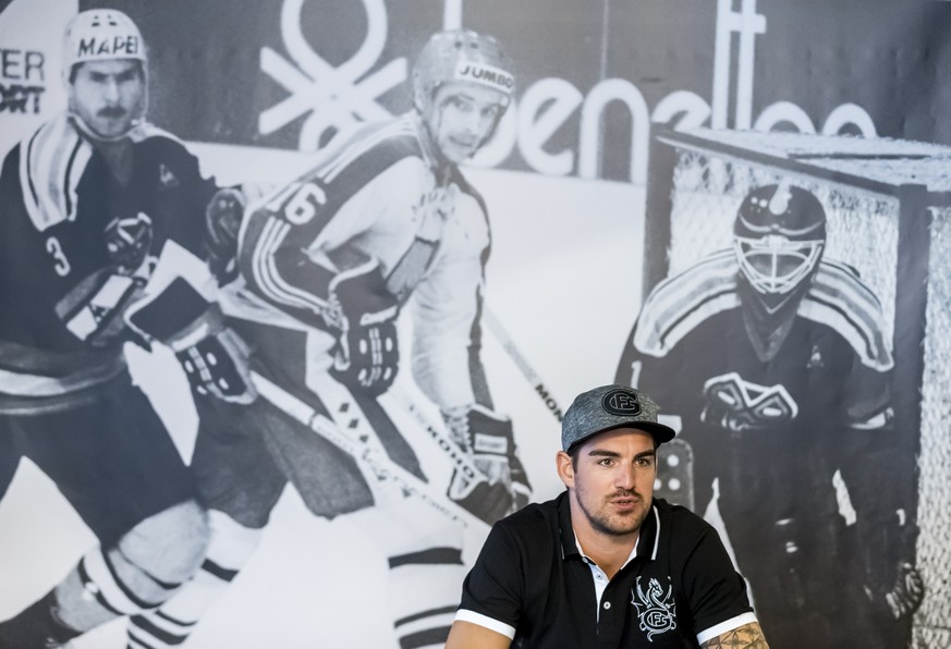 Reto Berra, neuer Torhueter des HC Fribourg-Gotteron, spricht an einer Medienkonferenz in Fribourg, am Freitag, 28. April 2017. (KEYSTONE/Thomas Hodel)