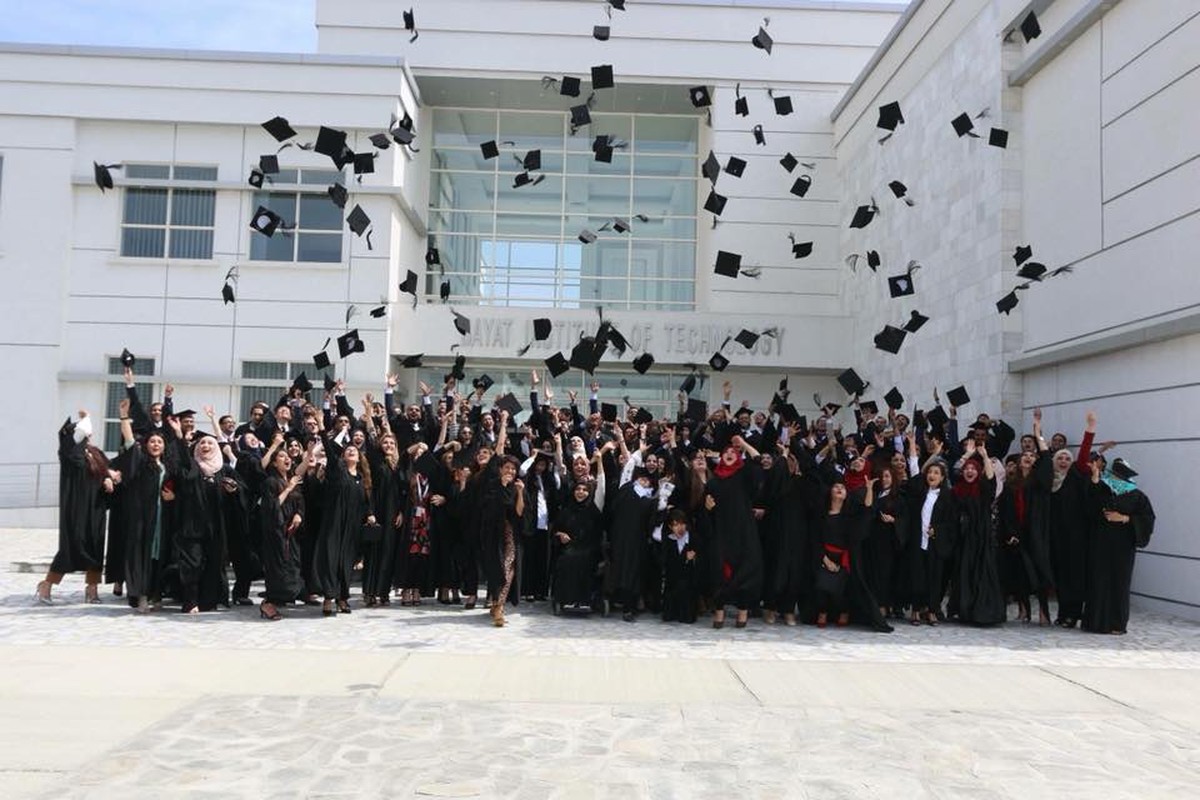 Afghanische Studentinnen feiern ihren Bachelor-Abschluss. Unter ihnen auch Breshna Musazai.