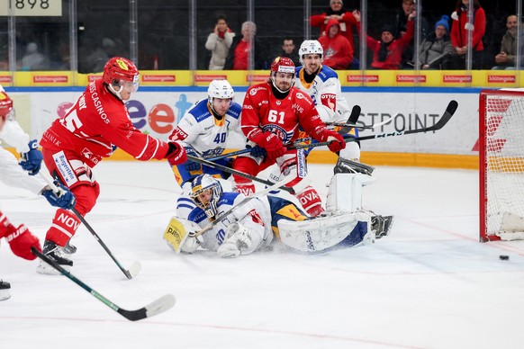 Rapperswil-Jona Lakers Tyler Moy, links, erzielt das 3:2 gegen Zugs Torhueter Leonardo Genoni waehrend dem Meisterschaftsspiel der National League zwischen den SC Rapperswil Jona Lakers und dem EV Zug ...