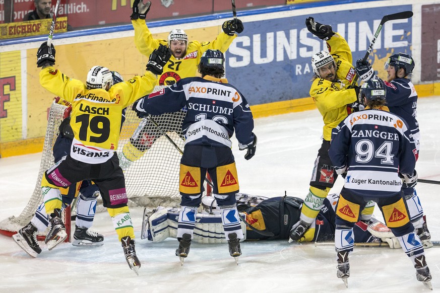 Berns Ryan Lasch, Berns Aaron Gagnon, Zugs Dominik Schlumpf, Berns Eric Blum, Zugs Sandro Zangger und Zugs Dominic Lammer, von links, im zweiten Eishockey Playoff-Finalspiel der National League A zwis ...