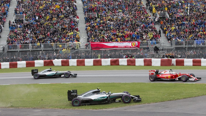 Vettel (rechts) gelingt ein Superstart, Rosberg muss über die Wiese ausweichen.