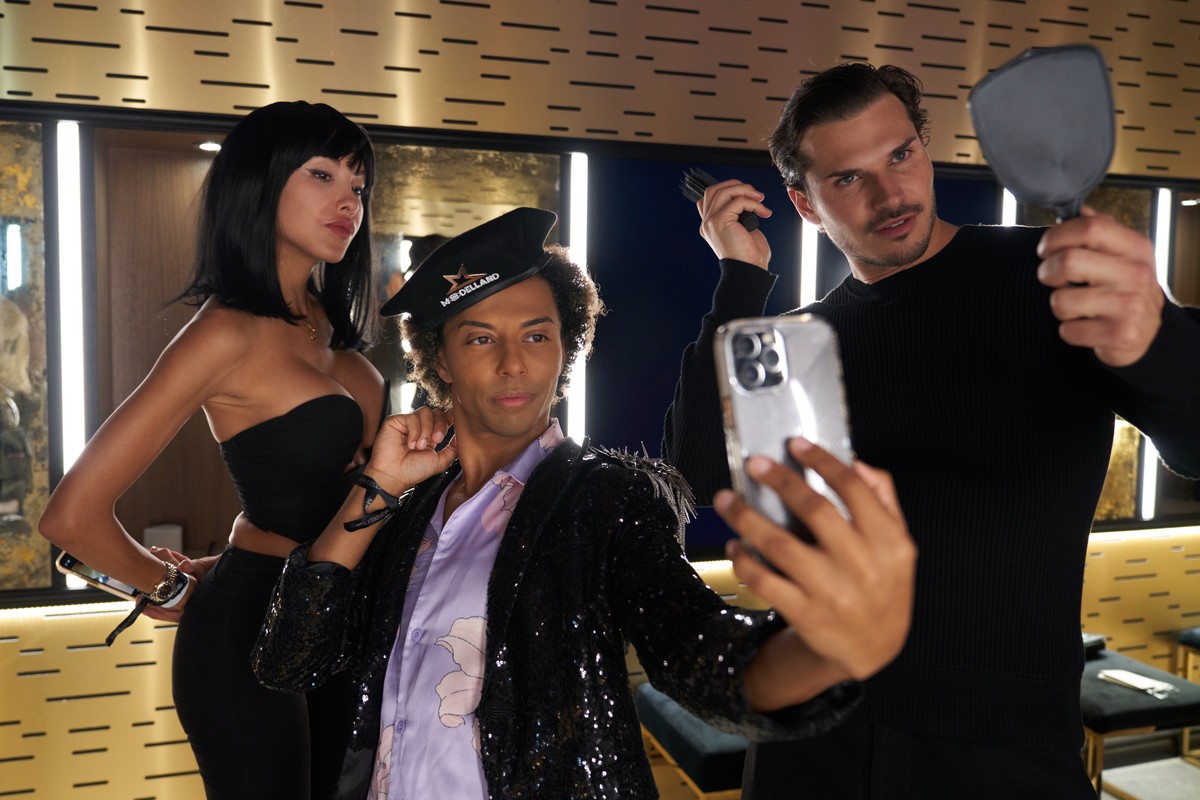 epa10187525 (L-R) US model Elena Belle, US influencer Shangela, and Russian dancer Gelb Savchenko prepare to pose at a preview of 'ModelLand' in Santa Monica, California, USA, 15 September 2 ...