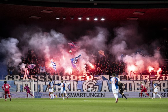 Die GC Fans zuenden Pyros bei dem Spiel der Fussball Super League zwischen dem Grasshopper Club Zuerich (GC) und dem FC Winterthur (FCW) am Dienstag, 12. Mai 2026 im Stadion Letzigrund in Zuerich. (KE ...