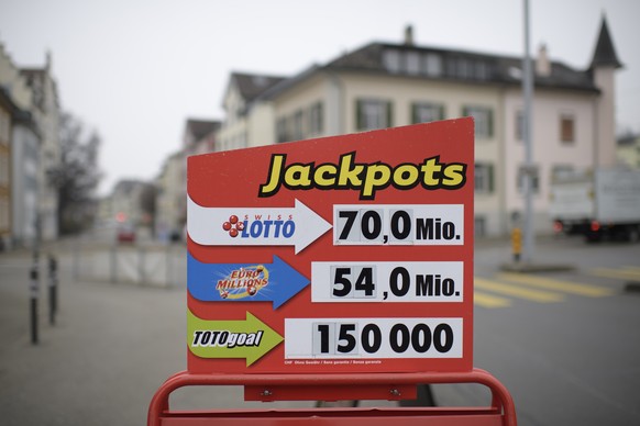 Eine Werbetafel vor einem Kiosk macht auf die Lottoscheine von Swisslos aufmerksam, aufgenommen am Freitag, 16. Dezember 2016, in Rorschach. Der Jackpot liegt derzeit bei einer Rekordsumme von 70 Mill ...