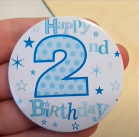Faildienstag: Geburtstags-Fail: Button für 2-Jährige ist verboten für unter 2-Jährige