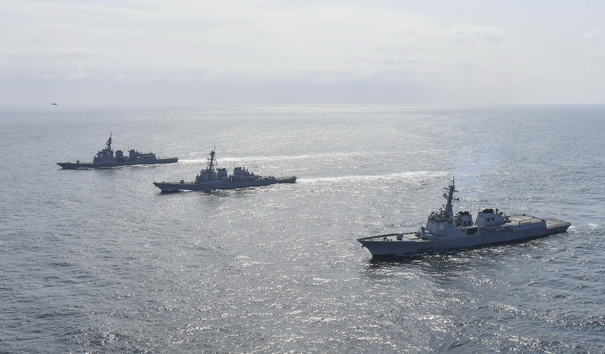 epa10576494 A handout photo made available by the South Korean Defense Ministry shows, Benfold (R) of the US Navy, Aegis-equipped destroyers Yulgok Yi I (C) of the South Korean Navy and the JS Atago ( ...