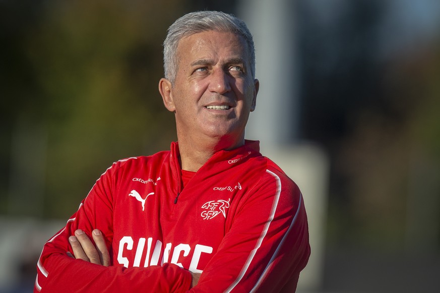 Trainer Vladimir Petkovic waehrend des Training der Schweizer Fussballnationalmannschaft im GC Campus in Niederhasli ,am Montag, 8. Oktober 2018. (KEYSTONE/Melanie Duchene)