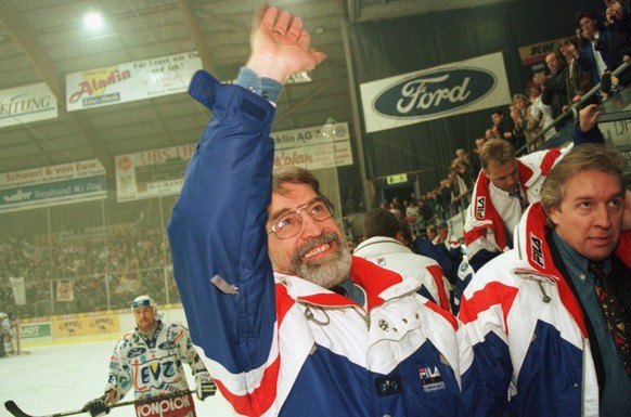 Praesidialer Jubel in Zug: Der Praesident des EV Zug, Fredy Egli (Mitte), freut sich am Samstag, 28. Maerz 1998, ueber den Einzug seines Teams in den Playoff-Final der Eishockey-NLA. Im entscheidenden ...