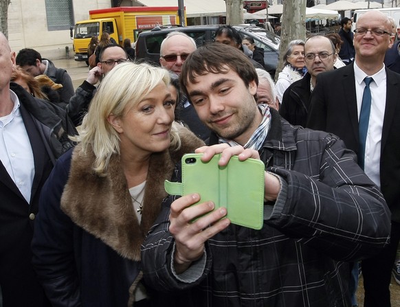 Auf Tuchfühlung mit dem Volk: Marine Le Pen auf Wahlkampf-Tour.