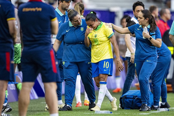 Sport Bilder des Tages Marta leaves field after receiving straight red card for dangerous play during the women s football match between Brazil and Spain at the Olympic Games, Olympische Spiele, Olymp ...