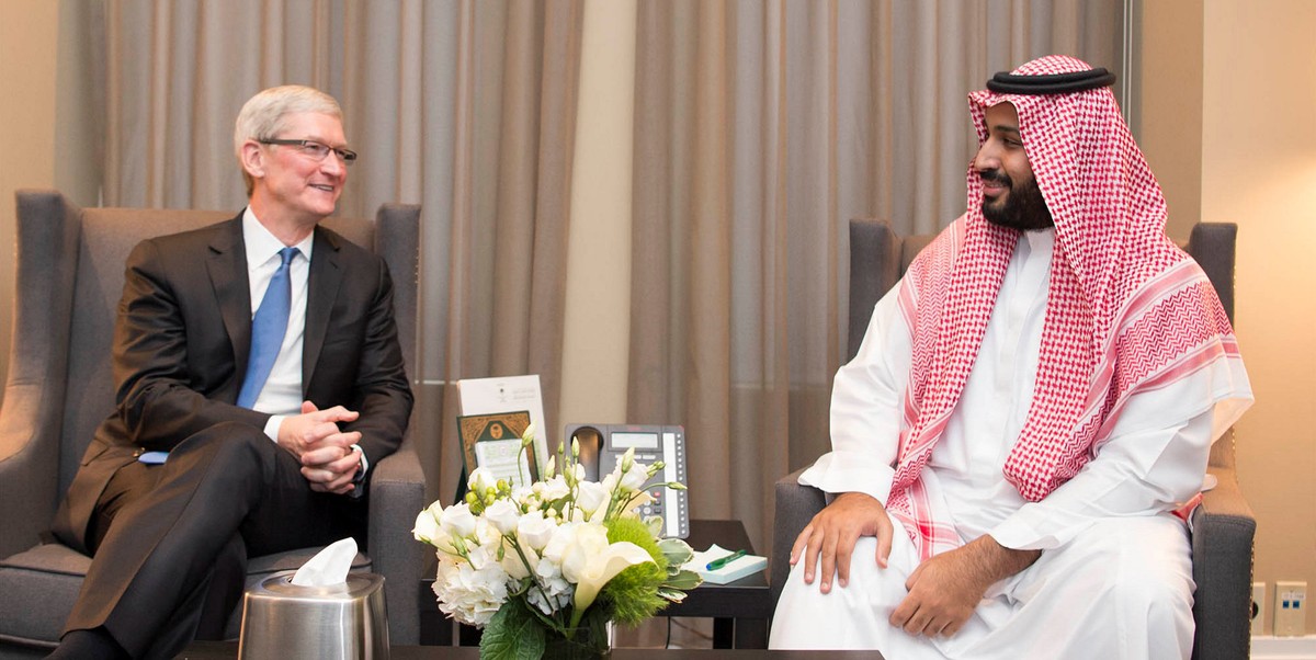 Saudi Arabia's Deputy Crown Prince Mohammed bin Salman (R) meets Apple Inc. CEO Tim Cook in New York, U.S., June 24, 2016. Picture taken June 24, 2016. Bandar Algaloud/Courtesy of Saudi Royal Cou ...