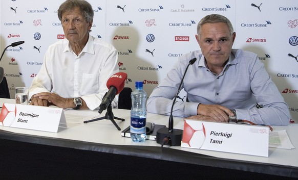 Pierluigi Tami, rechts, wird neben Dominique Blanc, Praesident SFV, Mitte, und Heinrich Schifferle, Praesident SFL, links, als neuer Nationalteam-Direktor des Schweizerischen Fussballverband SFV vorge ...