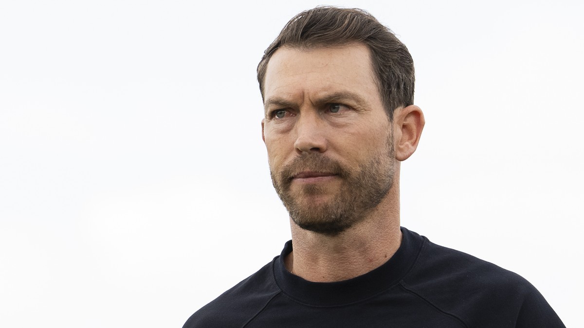 L'entraineur Stephan Lichtsteiner (FCB) retourne au vestiaire lors de la mi-temps de la rencontre de 32eme de finale de la coupe de suisse de football entre le FC Courtetelle (FCC) et le FC Bale  ...