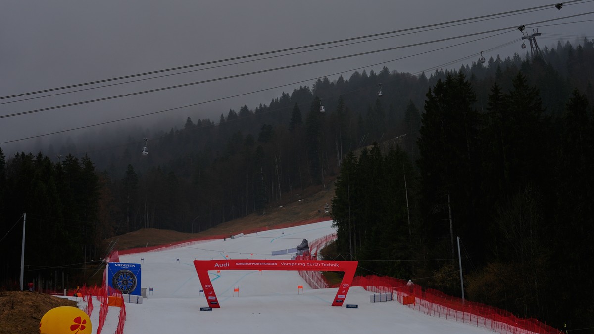 Fog hangs over the course ahead of a men's World Cup super-G race, in Garmisch Partenkirchen , Germany, Sunday, March 1, 2026. (AP Photo/Giovanni Auletta)
Germany World Cup Alpine Skiing